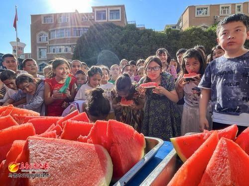 吃瓜比赛视频幼儿园,萌娃们上演“瓜王争霸”