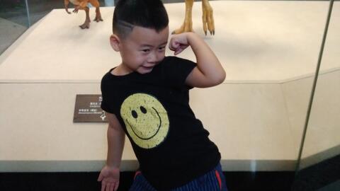 一岁半的宝宝吃瓜视频