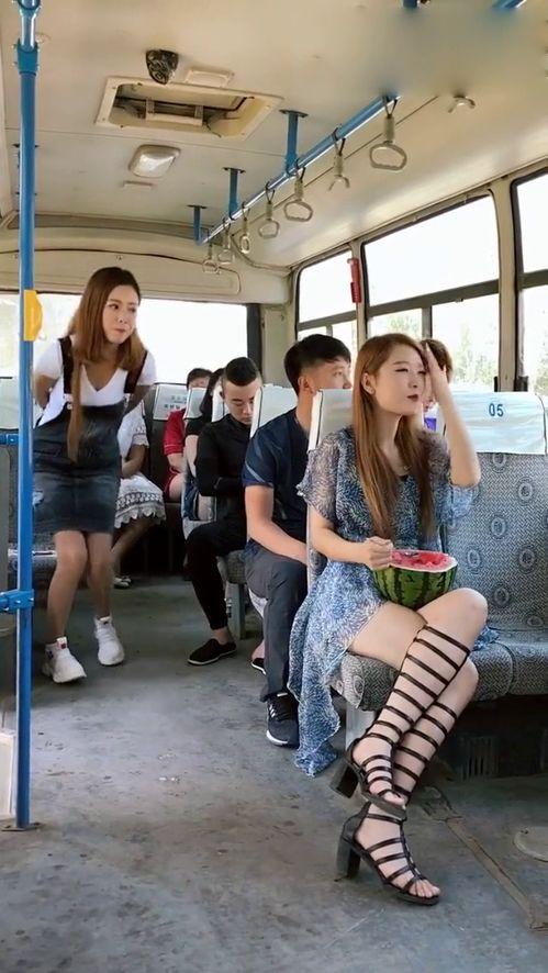 美女在公交车上吃瓜视频,引发网友热议